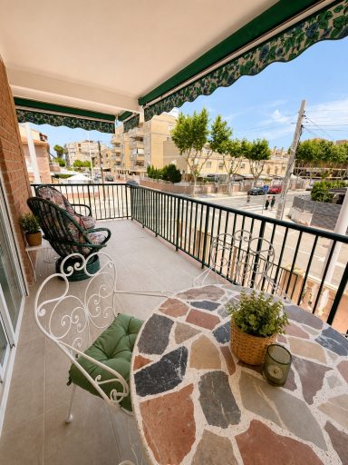 Terraza exterior con acceso desde el salón.