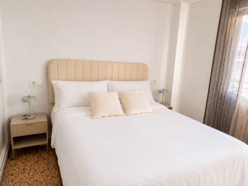 Habitación de matrimonio con cama de 150 x 190cm.