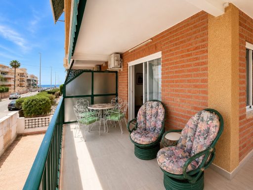 Terraza exterior con acceso desde el salón.